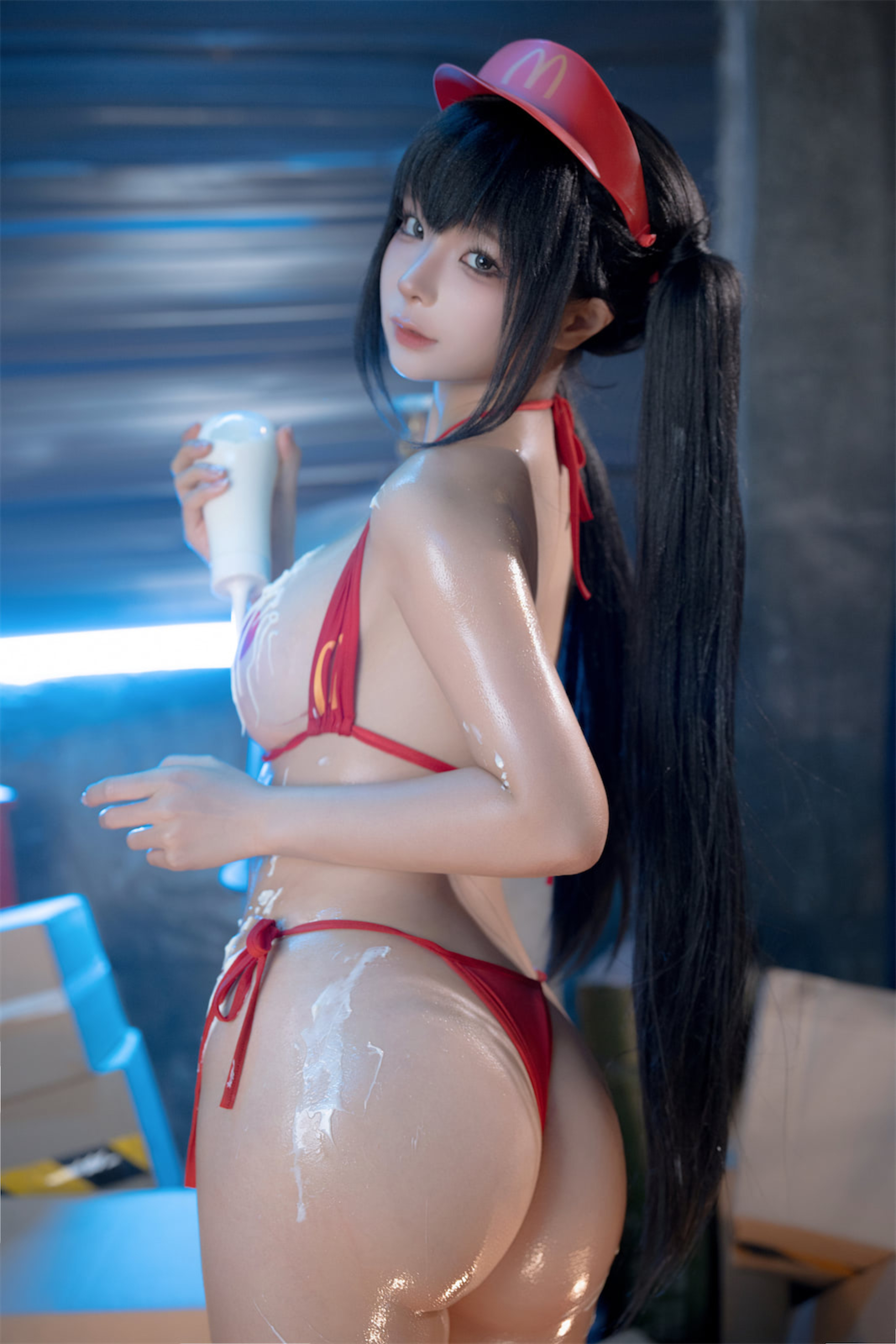蠢沫沫麦门火红制服与甜美曲线，谁能拒绝这份心动快递？